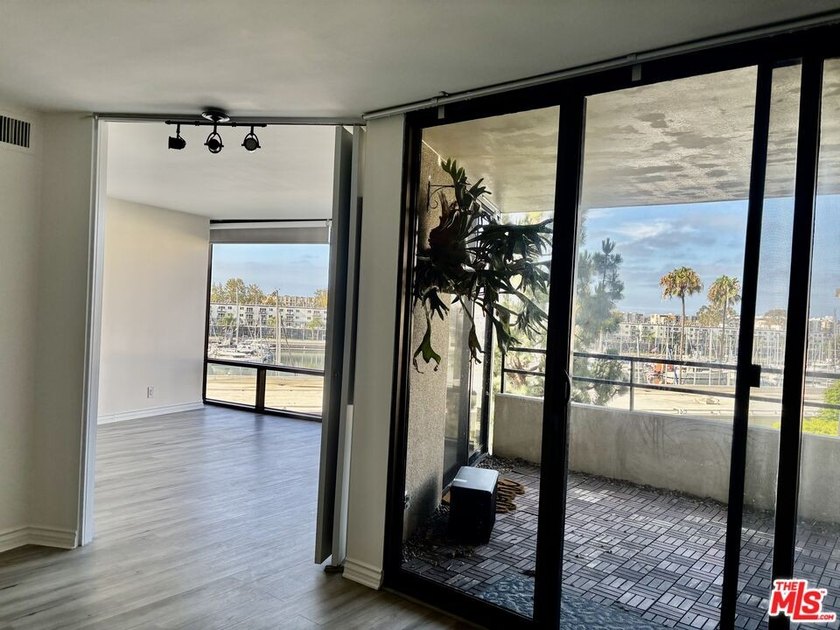 Spacious 1 bedroom, 1 bath condo with fabulous harbor view. This - photo 8