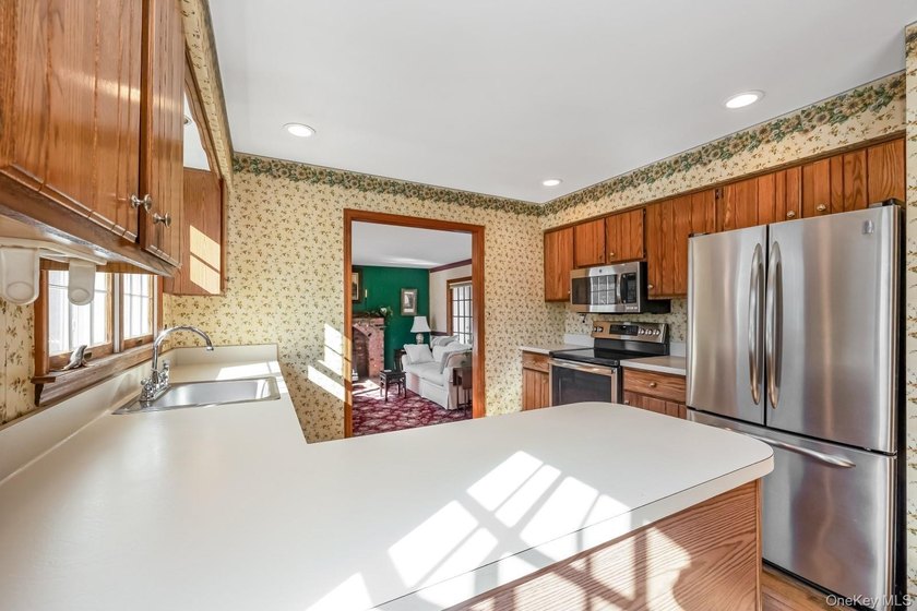 Welcome home to this inviting Colonial-style 4-bedroom oasis in - photo 12