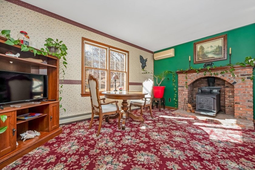 Welcome home to this inviting Colonial-style 4-bedroom oasis in - photo 15
