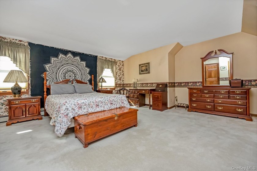 Welcome home to this inviting Colonial-style 4-bedroom oasis in - photo 20