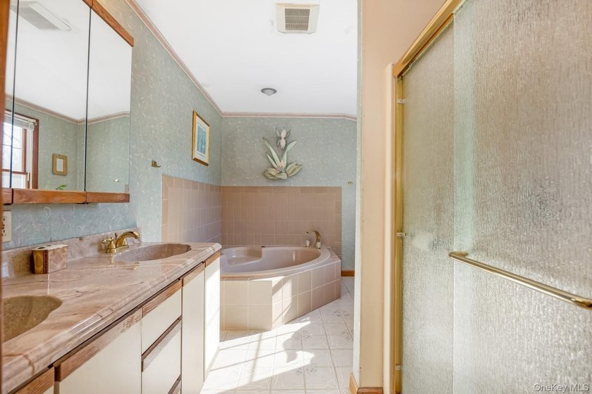 Welcome home to this inviting Colonial-style 4-bedroom oasis in - photo 22