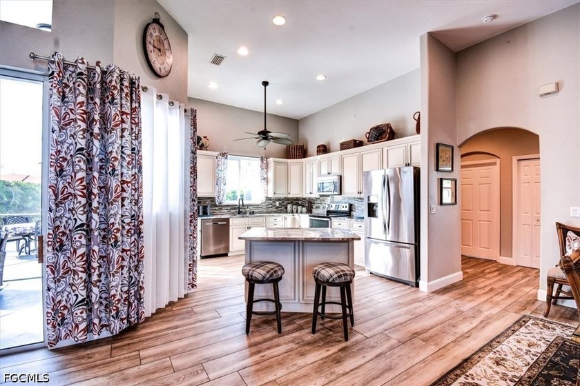 Welcome to this beautifully maintained 3-bedroom, 2-bath home - photo 4
