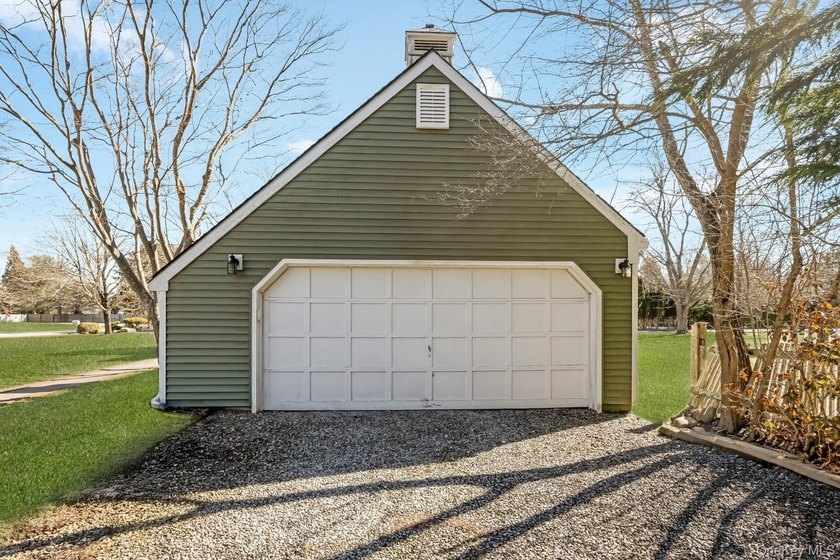 Welcome home to this inviting Colonial-style 4-bedroom oasis in - photo 26