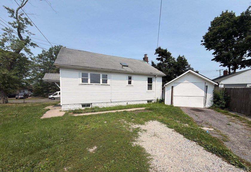 This Ranch Style Home Features 2 Bedrooms, Eat In Kitchen, Full - photo 3