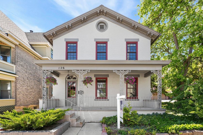 Welcome to the Festner House! Gorgeous Italianate in the First - photo 2