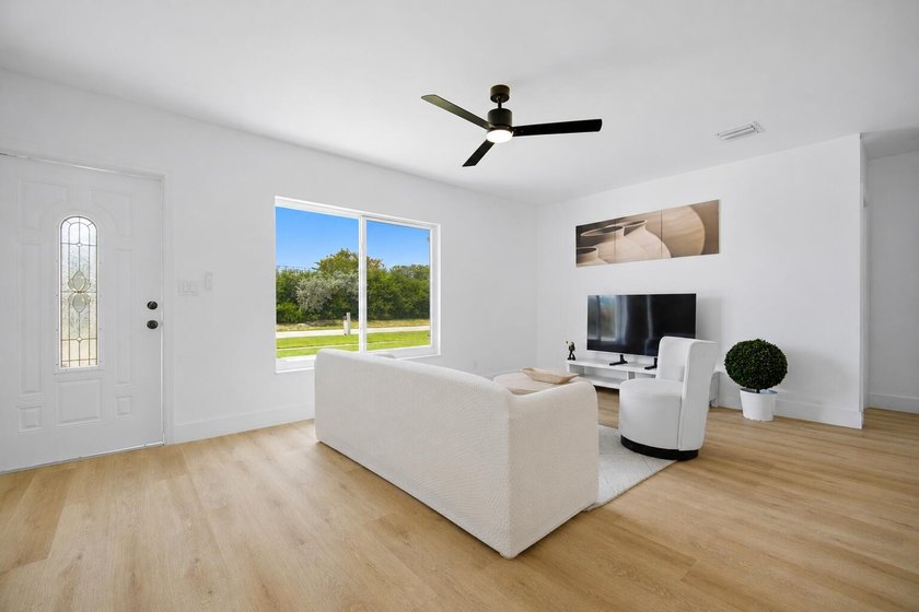 !ACCEPTING BACKUP OFFERS! STUNNING FULLY RENOVATED HOME OFFERING - photo 9