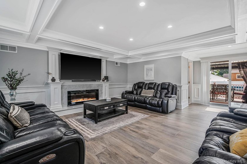 ***WELCOME TO 18 WORDEN PLACE, WEST BABYLON--This beautifully - photo 3