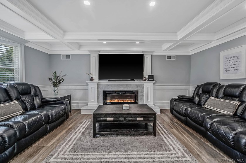 ***WELCOME TO 18 WORDEN PLACE, WEST BABYLON--This beautifully - photo 4