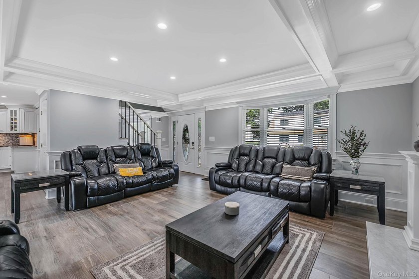 ***WELCOME TO 18 WORDEN PLACE, WEST BABYLON--This beautifully - photo 6