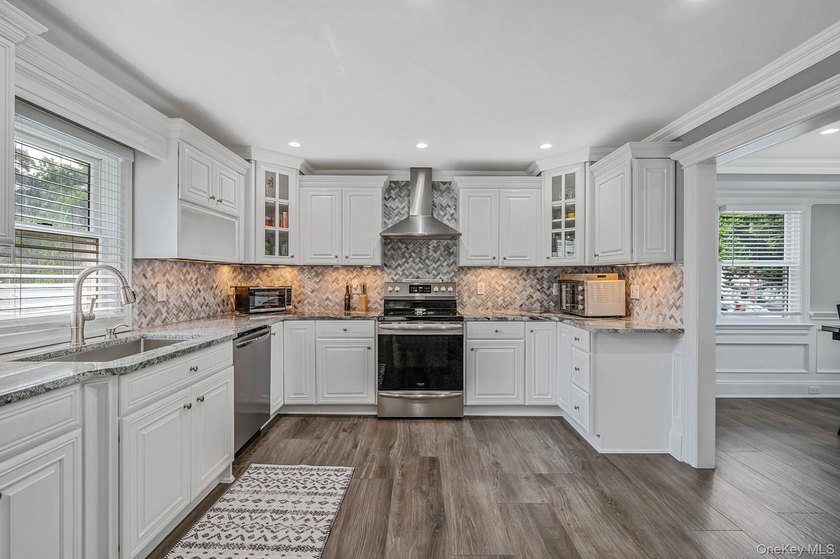 ***WELCOME TO 18 WORDEN PLACE, WEST BABYLON--This beautifully - photo 7