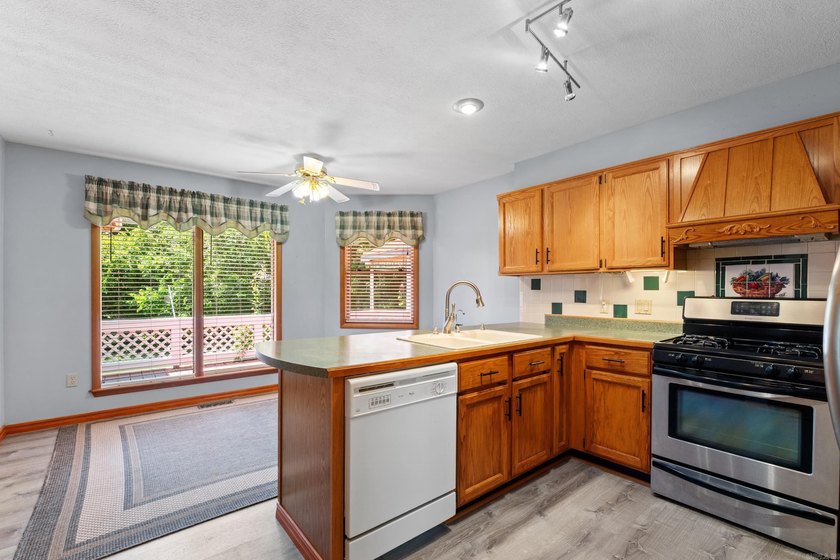 Welcome home to this beautifully maintained 3 bedroom, 2 bath - photo 19