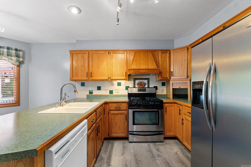 Welcome home to this beautifully maintained 3 bedroom, 2 bath - photo 20