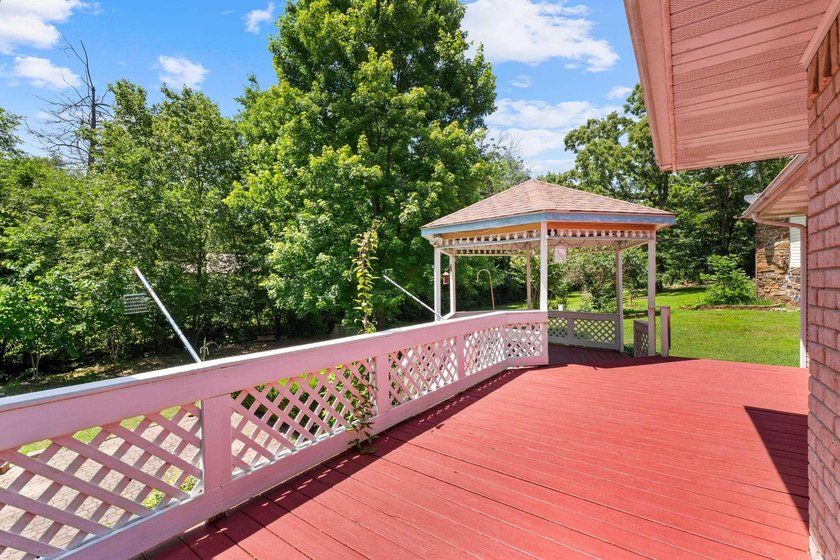 Welcome home to this beautifully maintained 3 bedroom, 2 bath - photo 25