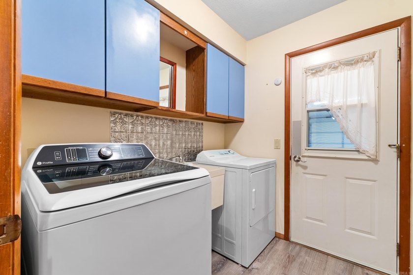 Welcome home to this beautifully maintained 3 bedroom, 2 bath - photo 26