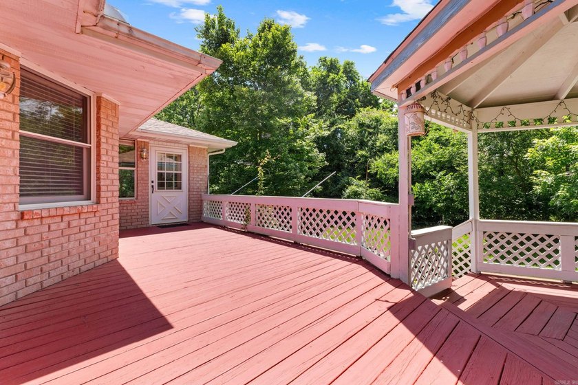 Welcome home to this beautifully maintained 3 bedroom, 2 bath - photo 35