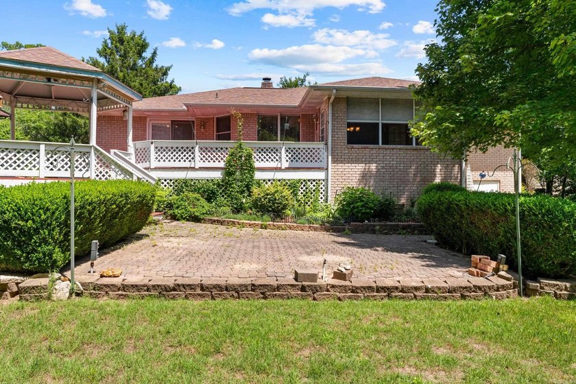 Welcome home to this beautifully maintained 3 bedroom, 2 bath - photo 38