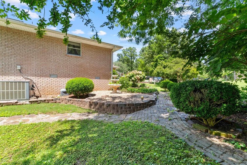 Welcome home to this beautifully maintained 3 bedroom, 2 bath - photo 41