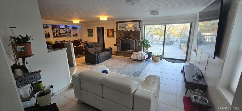 Single family home with five bedrooms, four bathrooms living - photo 16