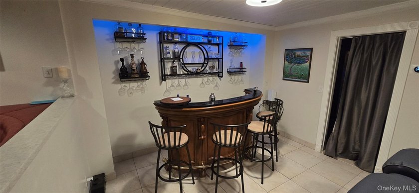 Single family home with five bedrooms, four bathrooms living - photo 20