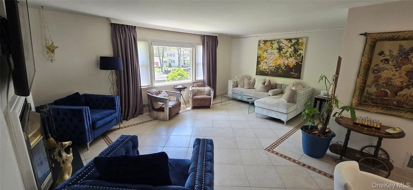 Single family home with five bedrooms, four bathrooms living - photo 22