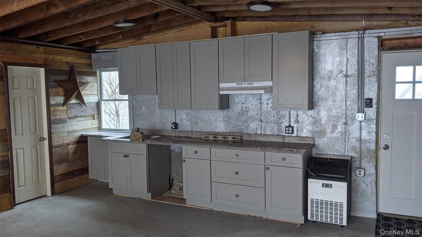 Single family home with five bedrooms, four bathrooms living - photo 28