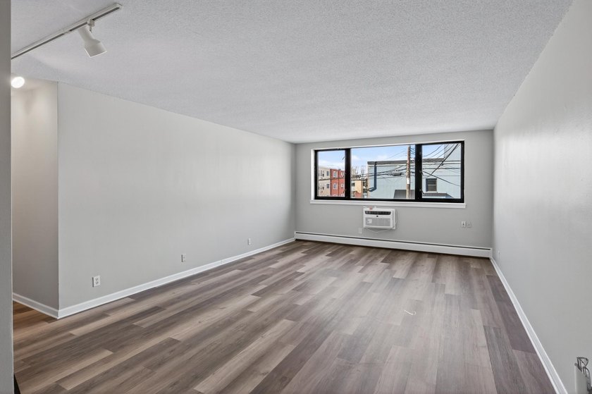 Fully renovated condo in the heart of the Whittier neighborhood! - photo 8