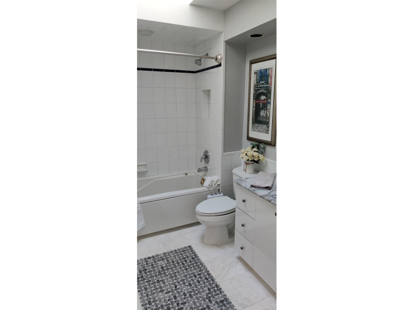 Single family home with five bedrooms, four bathrooms living - photo 30