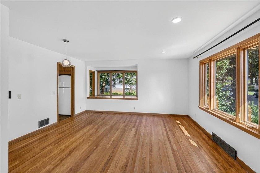 Welcome to this inviting west Madison ranch in the sought-after - photo 3