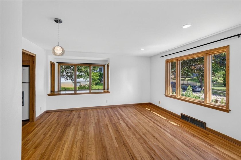 Welcome to this inviting west Madison ranch in the sought-after - photo 5