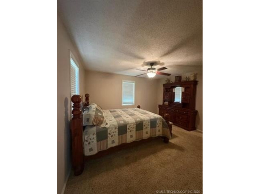 Large 3 bedroom 2 full bath home . This home sits on 1 acre - photo 8