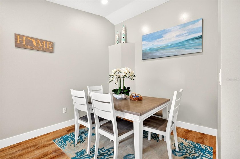 Welcome to this beautifully renovated 4-bedroom, 2-bathroom home - photo 11
