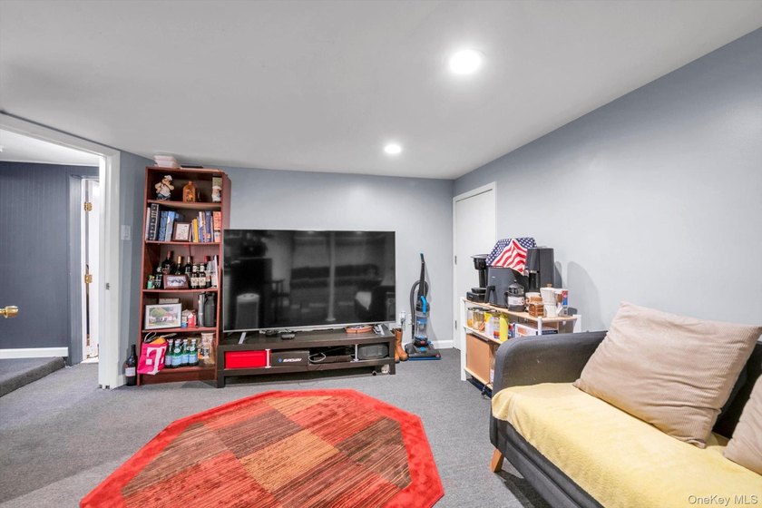 Beautiful 3 bedroom, 2.5 bath Colonial perfectly situated - photo 12