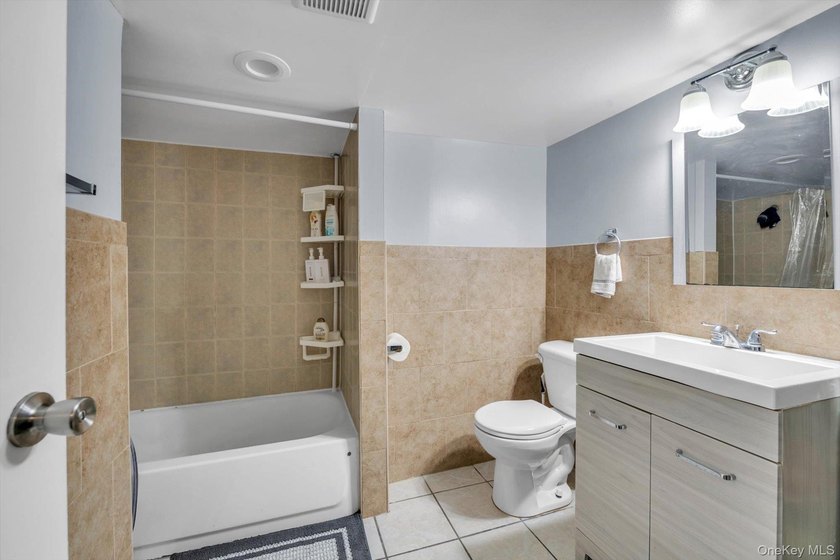 Beautiful 3 bedroom, 2.5 bath Colonial perfectly situated - photo 15