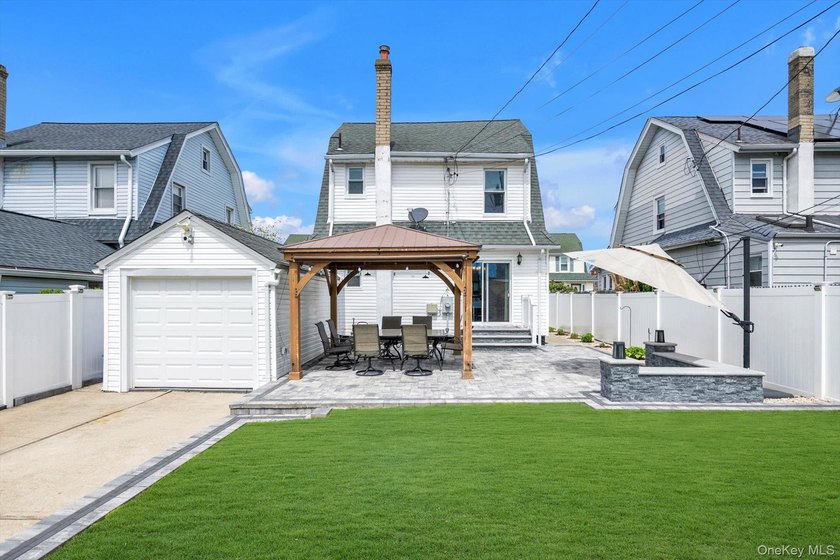 Beautiful 3 bedroom, 2.5 bath Colonial perfectly situated - photo 17