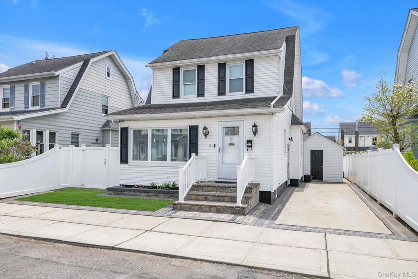 Beautiful 3 bedroom, 2.5 bath Colonial perfectly situated - photo 22