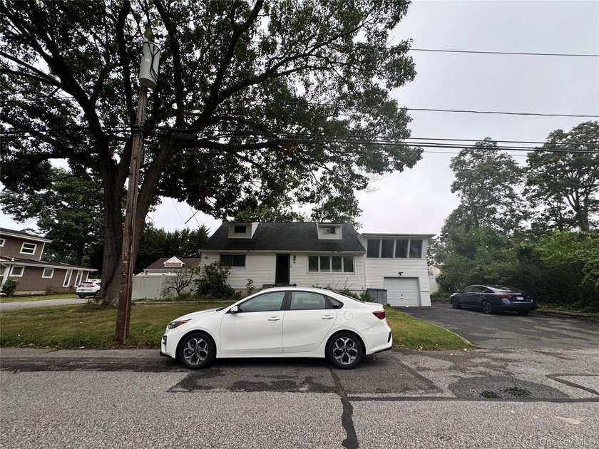 Facing North East. Quiet street. 5 min drive to LIRR. Newly - photo 3