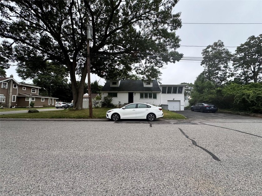 Facing North East. Quiet street. 5 min drive to LIRR. Newly - photo 4