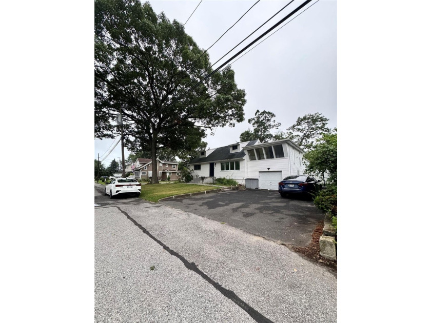 Facing North East. Quiet street. 5 min drive to LIRR. Newly - photo 5