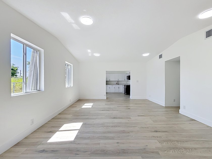 Beautifully updated 4-bedroom, 3-bathroom home with NO HOA - photo 7