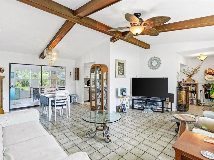 Under contract-accepting backup offers. Welcome to this - photo 8