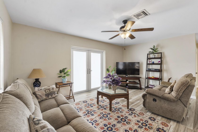 Beautiful and versatile property located in a quiet no-HOA - photo 8