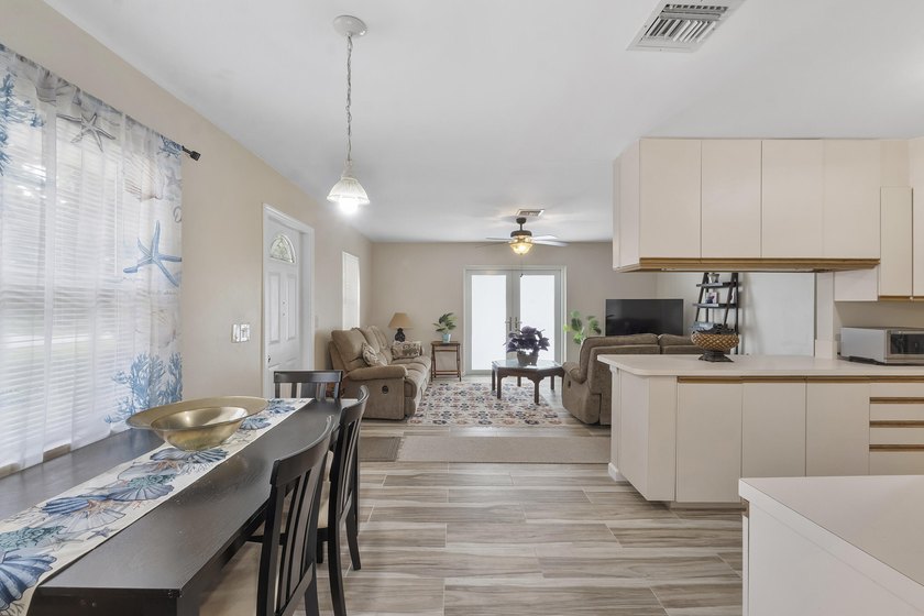 Beautiful and versatile property located in a quiet no-HOA - photo 10