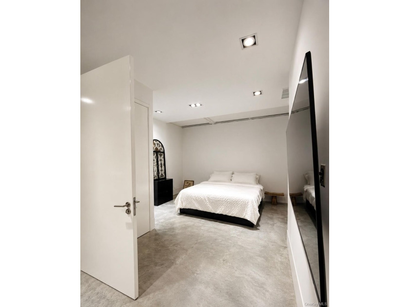 A rare opportunity to own one of Southampton's most distinctive - photo 7