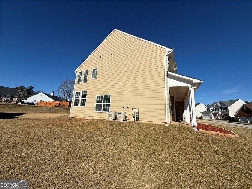 Nestled in the highly sought-after Mirror Lake Southwoods - photo 6