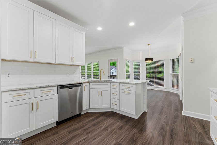 Welcome to this beautifully renovated 5-bedroom, 4-bathroom home - photo 11