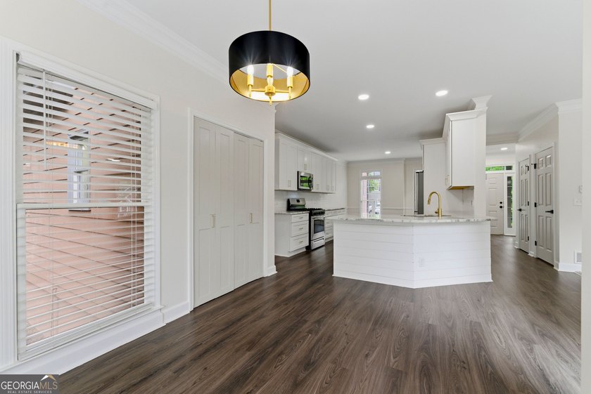 Welcome to this beautifully renovated 5-bedroom, 4-bathroom home - photo 14