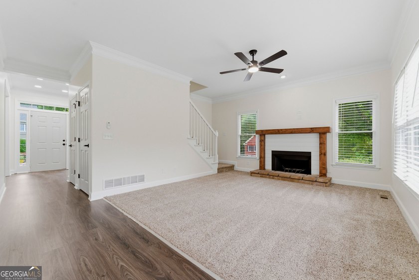 Welcome to this beautifully renovated 5-bedroom, 4-bathroom home - photo 15