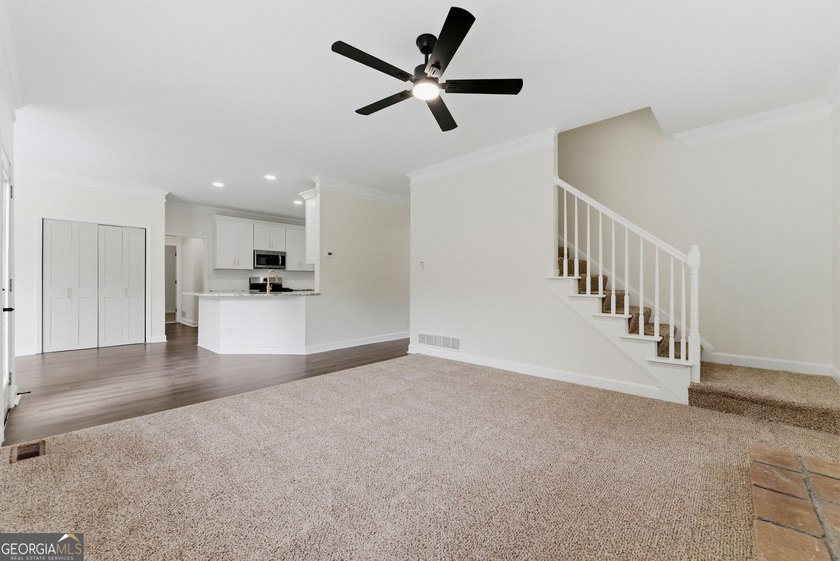 Welcome to this beautifully renovated 5-bedroom, 4-bathroom home - photo 18