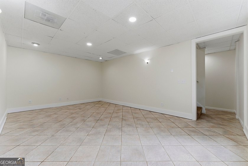 Welcome to this beautifully renovated 5-bedroom, 4-bathroom home - photo 23