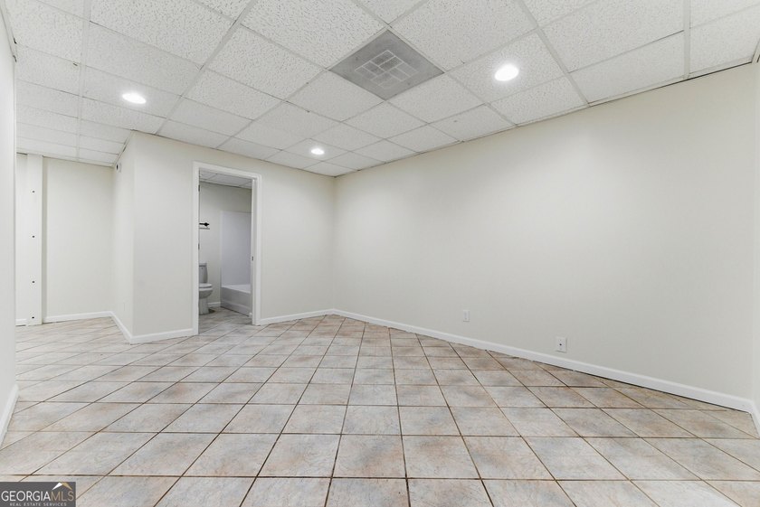 Welcome to this beautifully renovated 5-bedroom, 4-bathroom home - photo 25